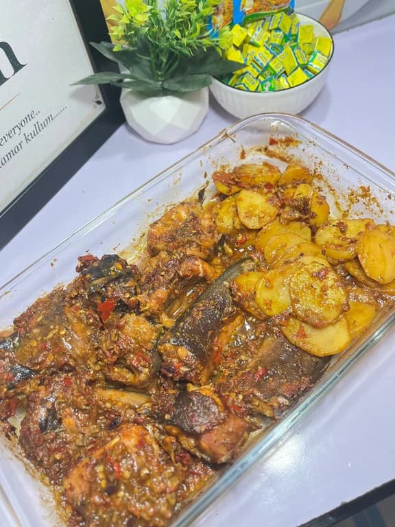 Chefjidderh with Jidderh’s signature grilled fish